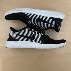 Nike CMTR free runner running shoe in black and white stripe